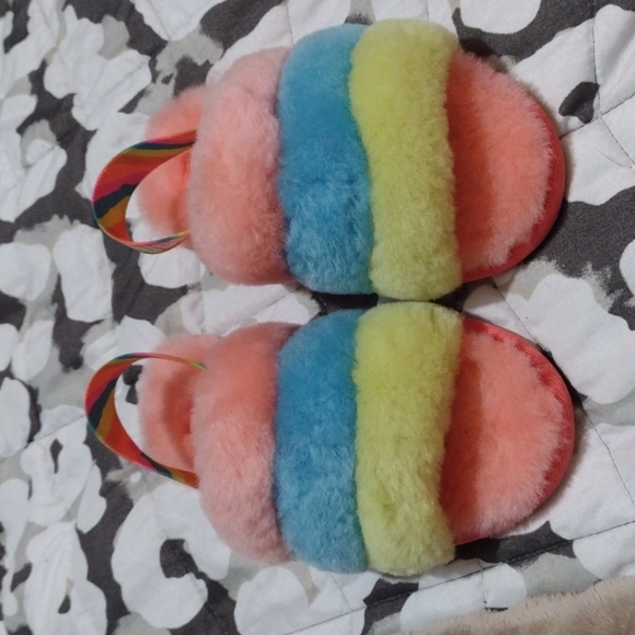 Kids ugg slippers - Picture 2 of 2